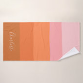 名パーソナライズされた前モダンピンクオレンジストライプ色サンセット バスタオル (バスタオル)