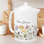 名パーソナライズされた前ワイルドフラワーガーデン<br><div class="desc">私たちの名前Wildflower Garden teapotであなたの宇宙に自然美しいのtouchを持パーソナライズされたって来なさい。自然開花の魅力をもたらすカラフル屋内の楽しいコレクションを発見。自分の名前を追加できる。自然や花愛好家への贈り物として適している。</div>