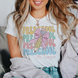 名パーソナライズされた前先生カスタム Tシャツ<br><div class="desc">新しい祝学年の始まパーソナライズされたり、名前とともにプリショールの先生のカスタムCrewneck Tシャツ、心地よい、スタイル、パーソナライゼーションの完璧なブレンド。この魅力的ティーは、専用のプリスクール先生を念頭に置いて設計され、コケットのtouchを追加する楽しいピンクの弓とレトロインスパイアなグラフィックを搭載ししゃれているた。それカスタマイズは自分の名で作り、若い心を育て育て育てるように誇り高く衣服する。このTシャツはワードローブの定番ではなく、の情熱とコミットメントの声明教えである。学校に戻るイベント、先生の感謝の贈り物、または新しい教育者のための思慮深い贈り物として理想的な、このシャツはあなたのとスタイルを受け入れながら教え、チームの一員として際立つ名門私立校風のことよくはしゃぐを保証する。</div>