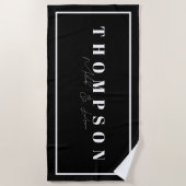 名パーソナライズされた前白黒エレガント ビーチタオル (正面)