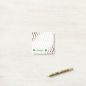 名パーソナライズされた前+赤と緑の波線パターン ポストイット (デスク上)