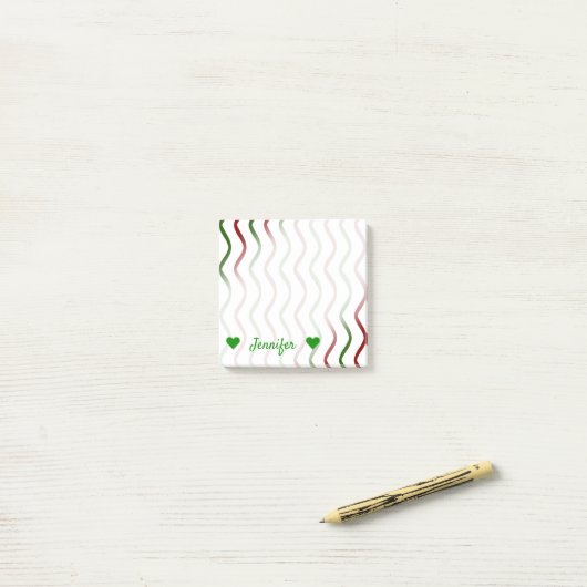 名パーソナライズされた前+赤と緑の波線パターン ポストイット (デスク上)