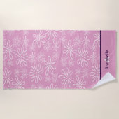 名フェミニン前と赤面とピンクのフローラドードルパターン ビーチタオル (正面)