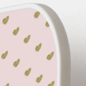 名モダンガーリーモノグラムの前のピンク ピックルボールラケット (左詳細)