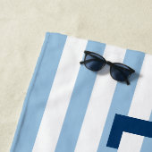 名モダンパーソナライズされた前Navy Blue ストライプの ビーチタオル (インサイチュ)