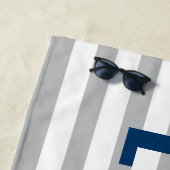 名モダンパーソナライズされた前Navy Gray ストライプの ビーチタオル (インサイチュ)