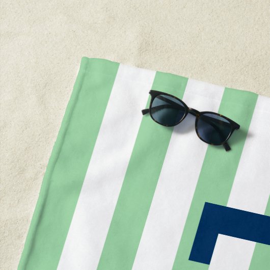 名モダンパーソナライズされた前Navy Green ストライプの ビーチタオル (インサイチュ)