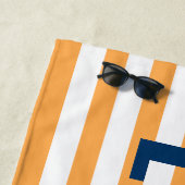 名モダンパーソナライズされた前Navy Orange ストライプの ビーチタオル (インサイチュ)