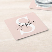名モダンパーソナライズされた名モノグラムパステルピンク スクエアペーパーコースター (アングル)
