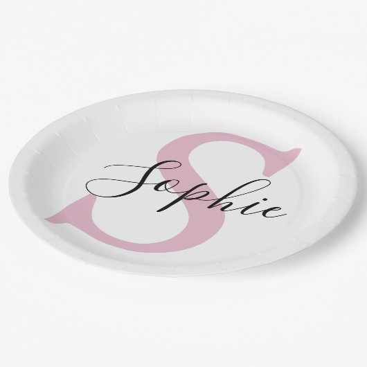 名モダンパーソナライズされた名モノグラムピンク ペーパープレート (アングル)