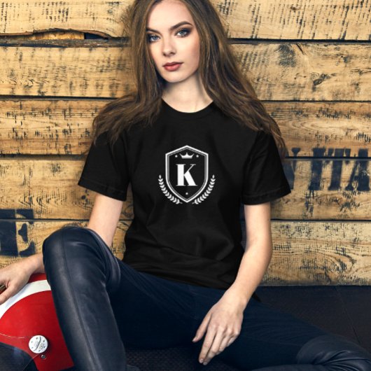 名モノグラムのイニシャルローレルリースバッジ Tシャツ