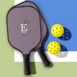 名ユニークスタイリッシュ前とモノグラムタイポグラフィ紫 ピックルボールラケット<br><div class="desc">この美しいピックボールパドルのデザインで全部。クラシックエレガントのセリフと、より多くのスクリプ華美トタイポグラフィをバランス良く表現した名前とモノグラムを持つ。3つの要素は、洗練された調和と融合し、独自のパーソナルブランディングロゴを作成する。白と灰色のモノグラムの要素を持つトレンディーほこりっぽい紫の背景を示す。</div>