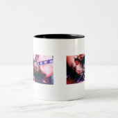 "名人"のギター奏者の水彩画 ツートーンマグカップ (中央)