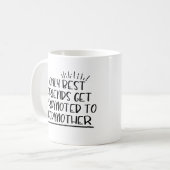 名付最高の母に昇進するのは友人だけ コーヒーマグカップ (正面左)