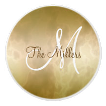 名前およびイニシャルが付いている金ゴールドの大理石