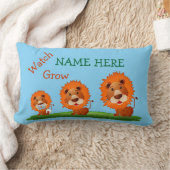 名前およびモノグラムが付いているパーソナライズなベビーの枕 ランバークッション (ブランケット)