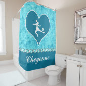 名前および数を用いるターコイズのサッカーの女の子 シャワーカーテン (インサイチュ)