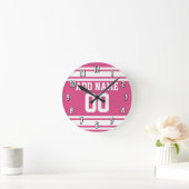 名前および数-ピンクの白を用いるスポーツジャージー ラウンド壁時計 (ホーム)