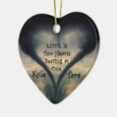 名前およびCurlzのフォントを持つトルネードハートのオーナメント セラミックオーナメント (左)