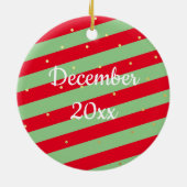 名前かわいいヘッジホッグベビー初めてのクリスマス セラミックオーナメント (裏面)