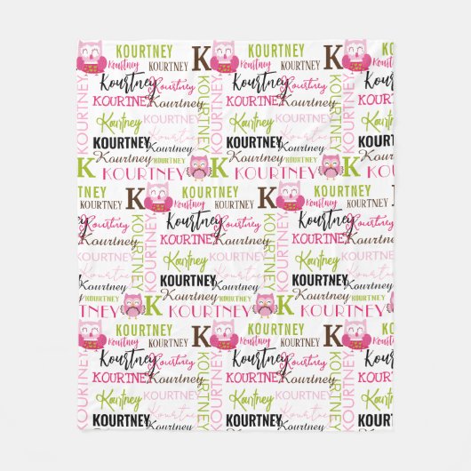 名前かわいらしとモノグラムコラージュ付きピンクのフクロウ フリースブランケット (正面)