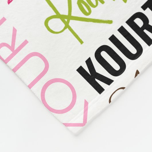 名前かわいらしとモノグラムコラージュ付きピンクのフクロウ フリースブランケット (角)