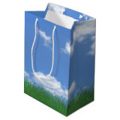 名前が入った芝生の上のゴルフボール（誕生日用） ミディアムペーパーバッグ (裏面アングル)