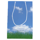 名前が入った芝生の上のゴルフボール（誕生日用） ミディアムペーパーバッグ (裏面)