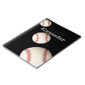 名前が刺繍された黒い野球スポーツ ノートブック (左側)