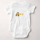 名前がAで始まるベビーのDinoアルファベット ベビーボディスーツ (裏面)