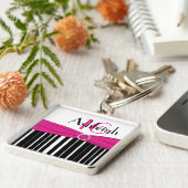 名前との黒く、白い、ピンクのストライプのな16 Keychain キーホルダー (側面)