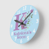名前とイニシャルを持つフローラデザインの時計 ラウンド壁時計 (傾斜)