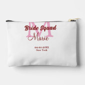 名前とイニシャルを追加した花嫁の仲間たち ピンクのデザイン 結婚式の日付 アクセサリーポーチ (裏面)