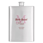 名前とイニシャルを追加した花嫁の仲間たち ピンクのデザイン 結婚式の日付 フラスク (正面)
