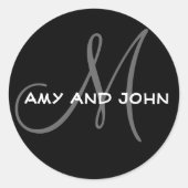 名前とイニシャルモノグラム結婚のステッカーブラック ラウンドシール (正面)
