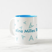 名前とイニシャルレター、青タイポグラフィ カッコいい ツートーンマグカップ (正面左)