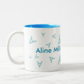 名前とイニシャルレター、青タイポグラフィ カッコいい ツートーンマグカップ (左)