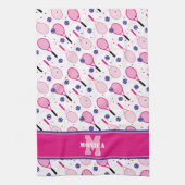 名前とイニシャル、ピンクと紫のテニスラケット キッチンタオル (縦)