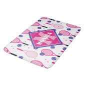 名前とイニシャル、ピンクと紫のテニスラケット バスマット (アングル)