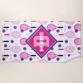 名前とイニシャル、ピンクと紫のテニスラケット ビーチタオル (正面)