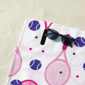 名前とイニシャル、ピンクと紫のテニスラケット ビーチタオル (インサイチュ)