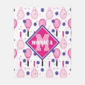 名前とイニシャル、ピンクと紫のテニスラケット フリースブランケット (正面)