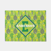 名前とイニシャル、緑と紫のテニスラケット ドアマット (正面)