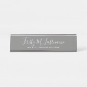名前とタイトル書道 – 灰色の色を編集できる デスクネームプレート (正面)