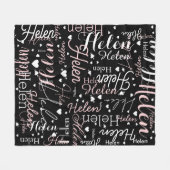 名前とハートを黒の上で繰り返し フリースブランケット (正面(横))