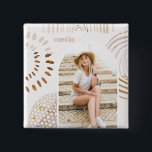 名前とフォトアーチ付きボホ図形 缶バッジ<br><div class="desc">このトレンディーボタンはモダン、ニュートラルカラーとボーホレインボーと幾何学的な形状を備えている。名前はパーソナライズされたタイポグラフィテラスシンプルコッタの色で、あなたのパーソナライズ写真はアーチのフレームにかわいらし座っている。</div>