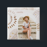 名前とフォトアーチ付きボホ図形 缶バッジ<br><div class="desc">このトレンディーボタンはモダン、ニュートラルカラーとボーホレインボーと幾何学的な形状を備えている。名前はパーソナライズされたタイポグラフィテラスシンプルコッタの色で、あなたのパーソナライズ写真はアーチのフレームにかわいらし座っている。</div>