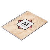 名前とモノグラムをオンにしたピンクの大理石ロックテクスチャ ノートブック (左側)