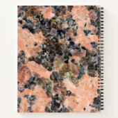 名前とモノグラムを付けたピンクの花崗岩 ノートブック (裏面)