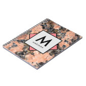 名前とモノグラムを付けたピンクの花崗岩 ノートブック (左側)